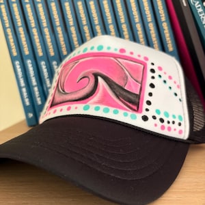 Cappello da camionista con onda rosa ispirato al surf