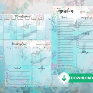 Könnte beinhalten: Ein Set druckbarer Planerseiten zum Thema Meer. Die Seiten beinhalten einen Monatskalender, einen Wochenplaner und einen Tagesplaner. Die Seiten sind mit einem Aquarellhintergrund aus Korallen, Algen und Seepferdchen verziert. Der Text auf den Seiten ist in deutscher Sprache.
