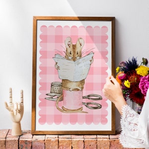 Impression d'art inspirée de la petite souris | Art mural rose pour chambre de bébé | Art mural de galerie | Décoration Cottagecore | Impression d'art de souris | oeuvres d'art vintage