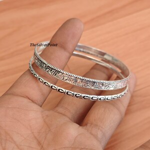 2 Sterling Silber Armreif Set, dünne gravierte oxidierte Armreifen, eleganter stapelbarer minimaler Schmuck