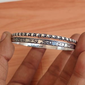 Rustika silverarmbandsset, texturerade stapelbara armband, minimalistiska vardagssmycken för kvinnor