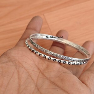 Minimal 2 Silber Armreifen Set, schmale oxidierte Armbänder, Vintage gravierte 925er Silber Schmuck