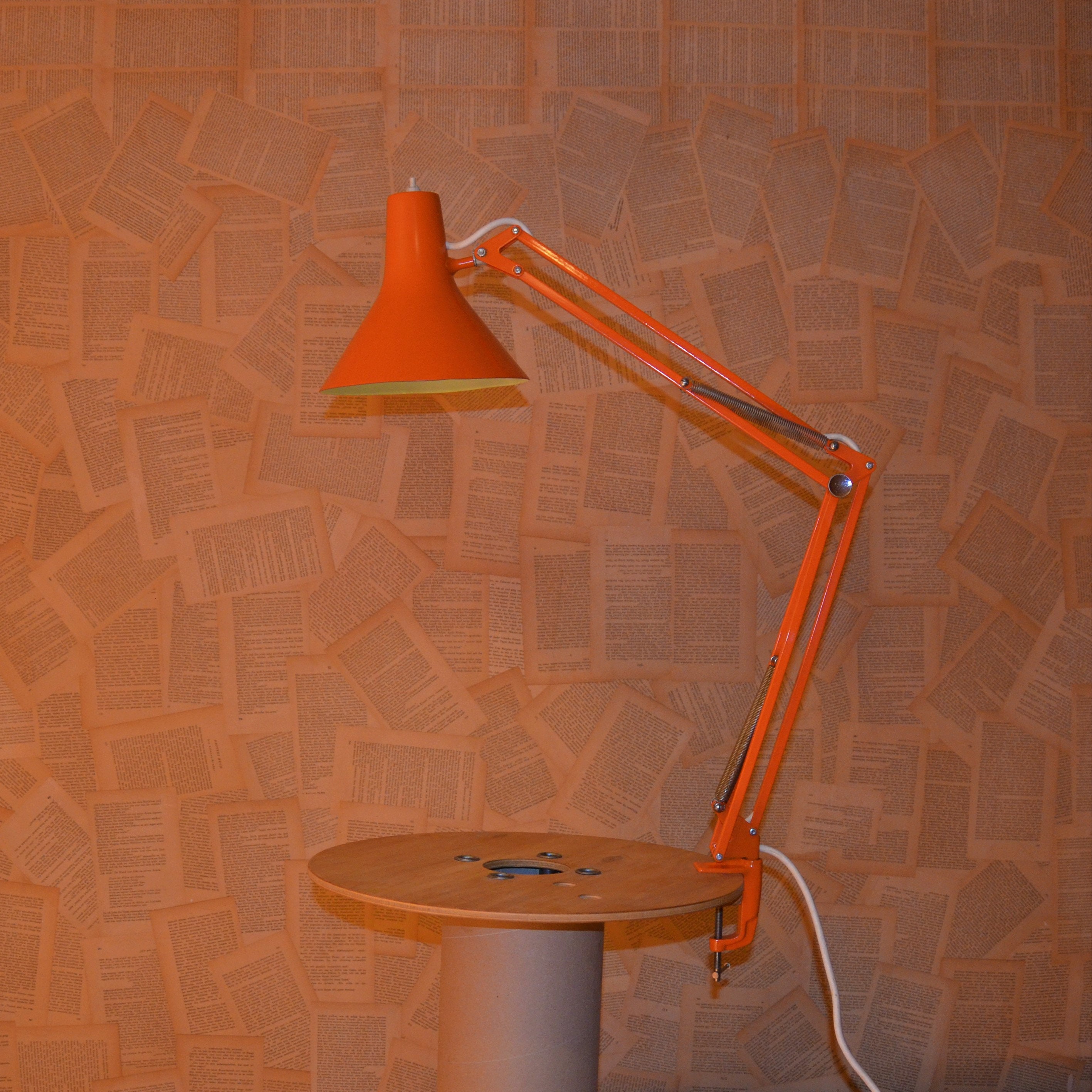 Lampe vintage 1960 d'architecte Luxo L1 orange - 80 cm — Jolie