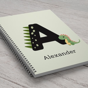 Whimsical Wonderland: Cuaderno espiral personalizado con inicial y nombre de dinosaurio para tu hijo - Diario infantil personalizado para niños pequeños