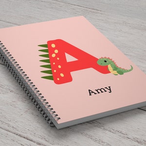 Whimsical Wonderland: Cuaderno en espiral con nombre y inicial de dinosaurio personalizado para su hijo - Diario infantil personalizado para niña pequeña