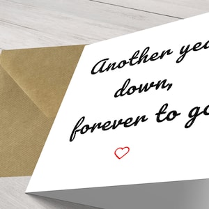 Jubiläumskarte: Ein weiteres Jahr Down, Forever to Go Jubiläumskarte - Feiert Liebe und Meilensteine Zusammen