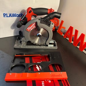 以下が含まれることがあります： 赤と黒のミルウォーキーFUEL丸のこ、黒と灰色の刃。のこぎりは、赤い黒の切断ガイドの上に置かれ、そこに「Nothing but Milwaukee」という文字が印刷されています。