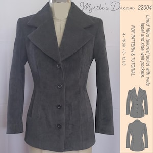 Op de afbeelding: Een grijze corduroy jas met een getailleerde pasvorm, brede revers en zijzakken. De jas heeft drie knopen en wordt op een mannequin getoond. Tekst op de afbeelding luidt "Myrtle's Dream" en "22004".