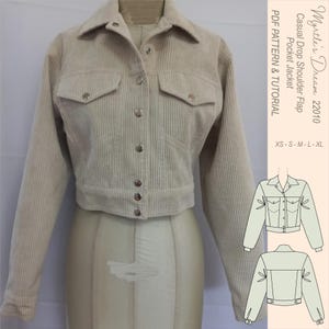 Könnte beinhalten: Beige Cordjacke mit klassischem Kragen, zwei Brusttaschen und silberfarbenen Knöpfen. Die Jacke ist kurz geschnitten und hat lange Ärmel. Der Text auf dem Bild lautet "Myrtle's Dream 22010 Casual Drop Shoulder Flap Pocket Jacket PDF Pattern & Tutorial XS-S-M-L-XL."