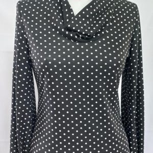 Puede incluir: Una blusa negra con lunares blancos, con cuello alto o de tortuga y mangas largas. La imagen incluye el texto "Myrtle's Dream 22002" y "Cowl- or Turtle- neck Bishop Sleeve Knit Top PDF PATTERN & TUTORIAL 4-18 UK / 0-14".