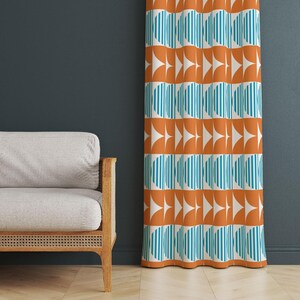 Rideaux géométriques bleus : style nordique rétro pour le salon
