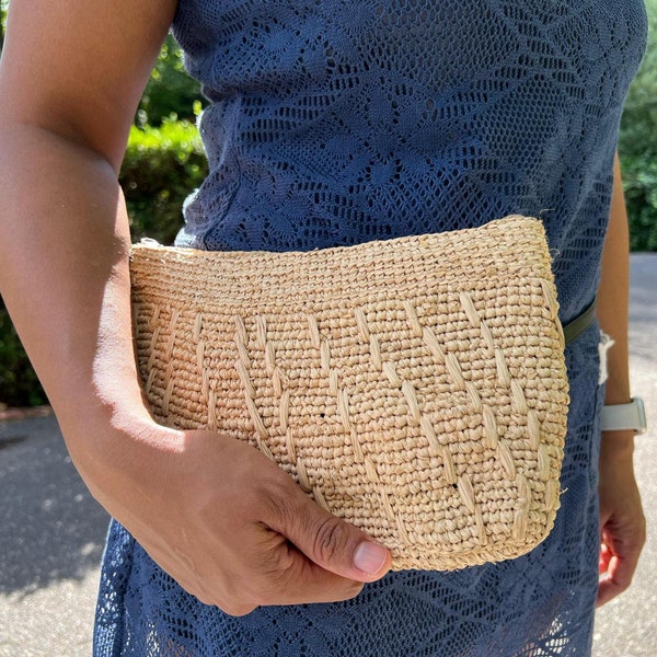 Sac pochette en raphia de Madagascar - Longueur 28cm * Largeur 16cm - pochette zippée -doublure en tissu - couleur Thé - Élégance naturelle