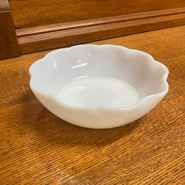 Milk Glass Textured Scallop Edge Bowl // Traditional Style Nesting Bowl // Wavy Pyrex // Vintage Prep bowl