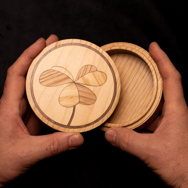 Boîte souvenir, fabriquée à la main en chêne massif avec incrustation de marqueterie Shamrock, gravure personnalisée en option