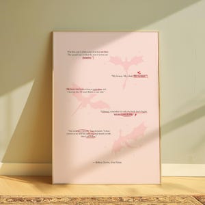 Puede incluir: Un póster rosa con una cita del libro "Iron Flame" de Rebecca Yarros. La cita dice: "El primer año es cuando algunos de nosotros perdemos el aliento. El segundo año es cuando el resto de nosotros perdemos nuestra humanidad." El póster presenta una ilustración de un dragón rosa.