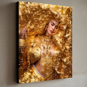 Könnte beinhalten: Gerahmter Leinwanddruck mit einer Frau in Gold. Das Kunstwerk zeigt eine Figur mit fließendem goldenem Haar und aufwendiger goldener Kleidung, einschließlich Brustpanzer und Schmuck. Die Gesamtästhetik ist opulent und königlich.
