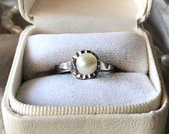 Vintage Fidget Pearl Ring for the Anxious Siren