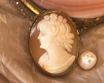 1950s Cameo Pendant Brooch with portrait of a lady