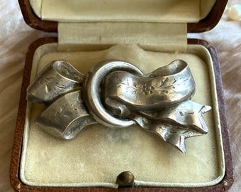 Silver buckle brooch early 1900s