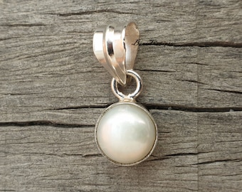 Pingente de prata de lei 925 com pérola natural: estilo delicado e minimalista.