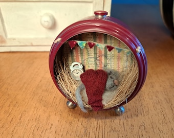 Kleine Maus in altem Wecker, Miniatur, kleine Pause, Unikat