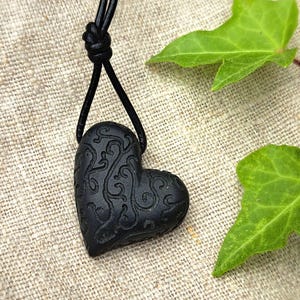 Handgefertigter Specksteinanhänger - schwarzes Herz mit Ornamente