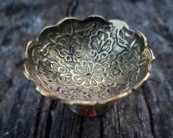 Small and beautiful incense bowl floral decoration golden brass 6 cm The burner comes with sample of incense