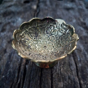 Incense Holder, Incense Burner, Charcoal Burner, Yoga, Meditation Small and beautiful incense bowl floral decoration golden brass 6 cm