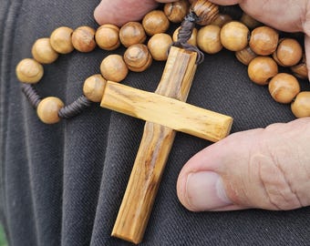Rosario de madera de olivo hecho a mano con cruz de 7 cm con nombre grabado / Rosario de 10 mm con cuentas de madera de olivo / Rosario católico