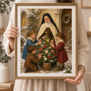 Op de afbeelding: Een ingelijste print met een non in een bruin habijt en een crèmekleurige mantel, staand met drie kinderen rond een kleine kerstboom in een pot, versierd met roze en witte rozen. De scène speelt zich af op een besneeuwde binnenplaats met een stenen boog.