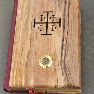 Sainte Bible avec reliure en bois d'olivier, souvenir gravé personnalisé pour un baptême ou un cadeau de mariage, version King James