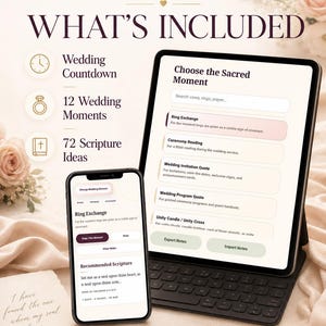 以下が含まれることがあります： タブレットとスマートフォンに表示されたデジタル結婚式プランニングガイド。タブレットには、誓い、朗読、引用のオプションが表示されます。スマートフォンには、指輪交換の詳細と聖書が表示されます。金の結婚指輪と手書きのメモも表示されています。