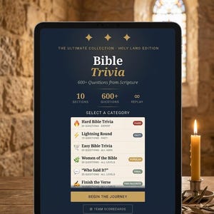 Puede incluir: Una tableta digital muestra "Bible Trivia" con categorías de preguntas. La pantalla muestra opciones como "Hard Bible Trivia" y "Women of the Bible". Una vela encendida está a la derecha. El fondo es una pared de piedra.