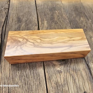 Joyero 20 cm x 7 cm de madera de olivo de Belén. Hecho a mano en Tierra Santa. Se puede grabar una dedicatoria personal sin coste adicional.