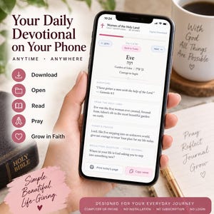Pode incluir: Um smartphone exibindo um devocional digital intitulado Women of the Holy Land, com a entrada para Eva incluindo escrituras, orações e perguntas de reflexão. A tela mostra botões de navegação e opções de impressão e cópia de texto.