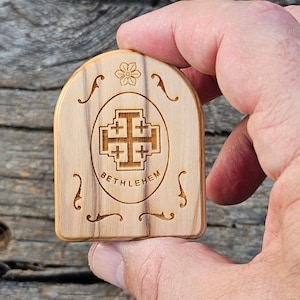Personalisierte handgemachte Olivenholzbox für Rosenkranz oder Schmuck Hergestellt im Heiligen Land Sie können unten eine persönliche Gravur hinzufügen.