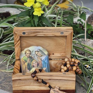 Handgefertigte Gebetsbox aus Olivenholz mit Rosenkranz und Ikone der Heiligen Familie – Made in Jerusalem 11 cm x 7 cm