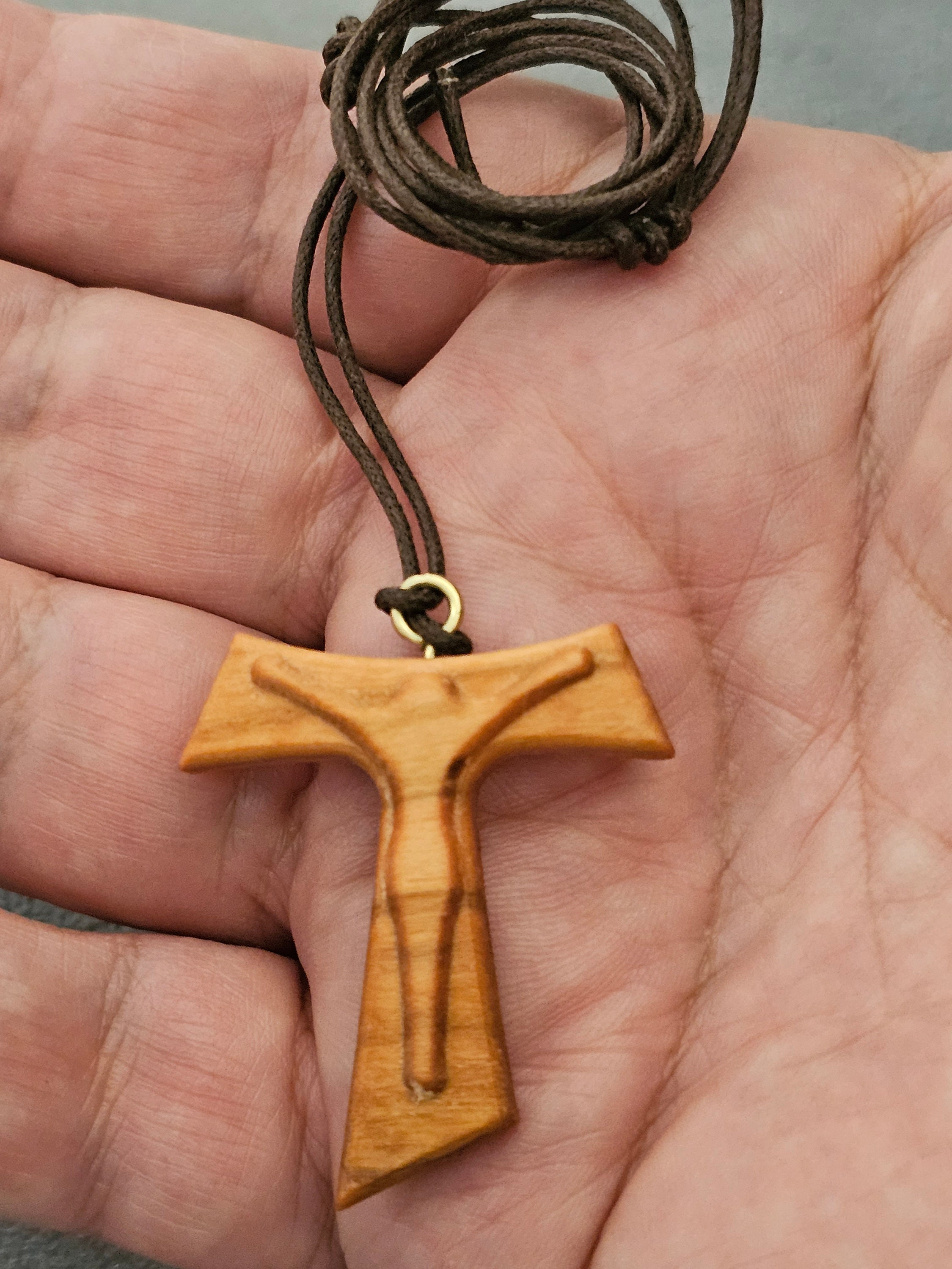 Pendentif Croix De Tau En Bois D'Olivier - Collier Mi-Long 30-35cm - Neuf