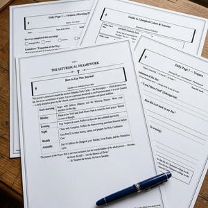 Peut inclure: Plusieurs pages imprimées d'un journal de prières liturgiques avec du texte et un stylo bleu sur une surface en bois. Les pages incluent des titres tels que "Daily Page 1" et "The Liturgical Framework". Un flacon d'encre est également visible.