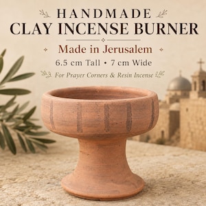 Puede incluir: Quemador de incienso de arcilla hecho a mano, de 6,5 cm de alto y 7 cm de ancho, hecho en Jerusalén. El quemador de color terracota tiene un cuenco ancho y poco profundo sobre una base de pedestal. El texto dice "For Prayer Corners & Resin Incense."
