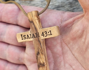 Precio especial - Colgante Cruz de Madera de Olivo con Grabado Personalizado de 5 cm - Collar Tierra Santa Hecho a Mano