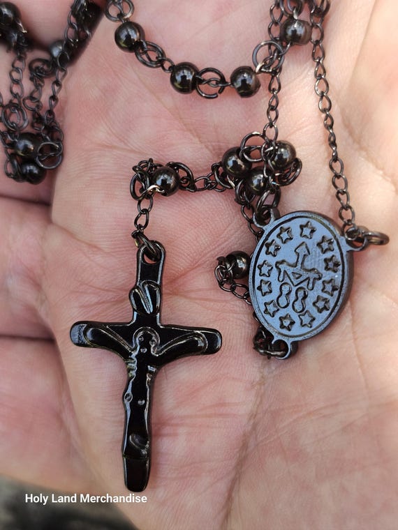 Can the Rosary Be Worn As a Necklace: Meaning and Etiquette Explained