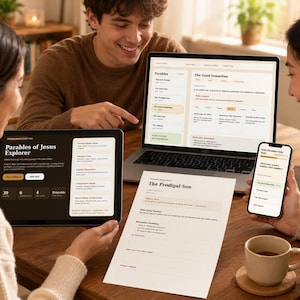 Op de afbeelding: Drie mensen zitten rond een houten tafel en gebruiken een laptop, tablet en smartphone. De schermen tonen tekst en afbeeldingen met betrekking tot religieuze studies. Een afgedrukt document en een kopje koffie staan ook op de tafel.