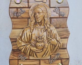 Olijfhouten muurplaat Heilig hart van Jezus - "God Bless Our Home"