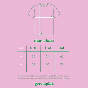 Pu&ograve; includere: Tabella delle taglie per una t-shirt in centimetri. La tabella mostra le misure per la larghezza (a) e la lunghezza (b) della t-shirt nelle taglie S, M, L, XL e XXL.