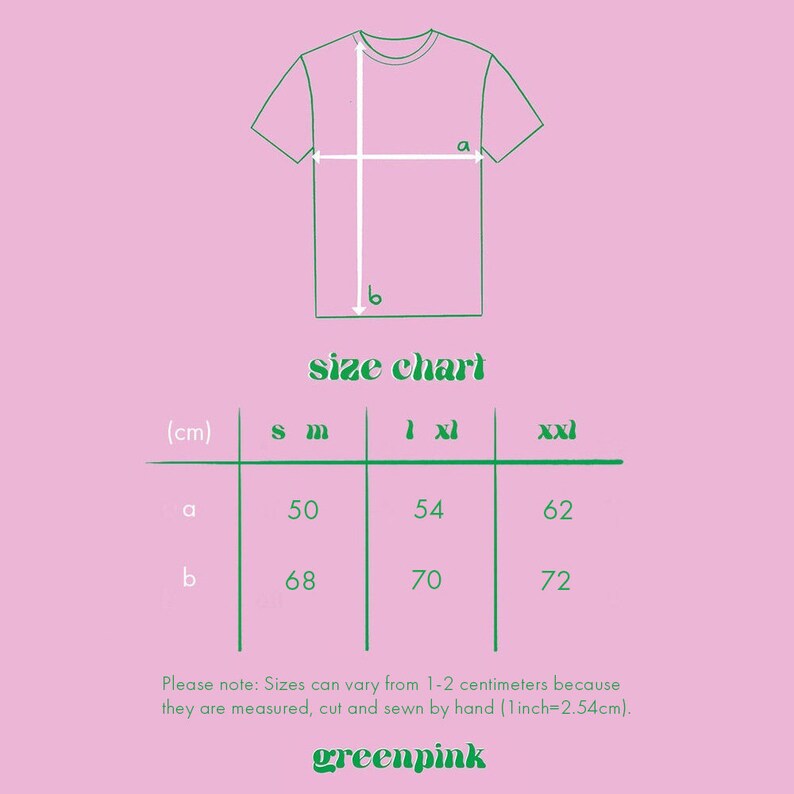 Pu&ograve; includere: Tabella delle taglie per una t-shirt in centimetri. La tabella mostra le misure per la larghezza (a) e la lunghezza (b) della t-shirt nelle taglie S, M, L, XL e XXL.