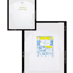 Pu&ograve; includere: Maglietta bianca con una stampa grafica gialla e blu sul retro. La grafica presenta una citt&agrave; con due figure e il testo "Somewhere in northern Italy". La parte anteriore della maglietta ha il testo "Somewhere in northern Italy" in giallo.