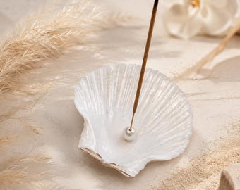 Wierookhouder in de vorm van een sint-jakobsschelp met parel – Handgemaakte schelphouder voor wierookstokjes – Boho decoratie & cadeau