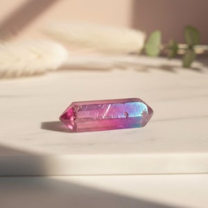 Aura Quartz Purple Tip – Cristallo di rocca rivestito in titanio 2–3 cm, pietre decorative e curative per meditazione, energia ed estetica