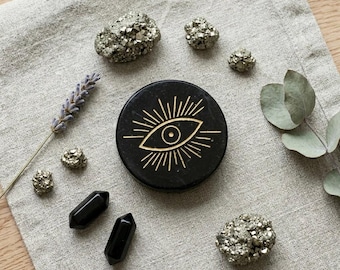 Black tourmaline disc engraved with the All-Seeing Eye – protective stone 5.5 cm – altar decoration & talisman